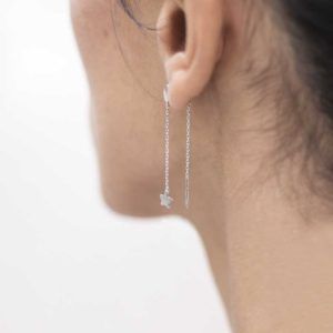 Pendientes-estrella-colgando-modelo